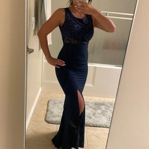 Navy blue gown dress. Elegant XS. Lace. Keyhole back.